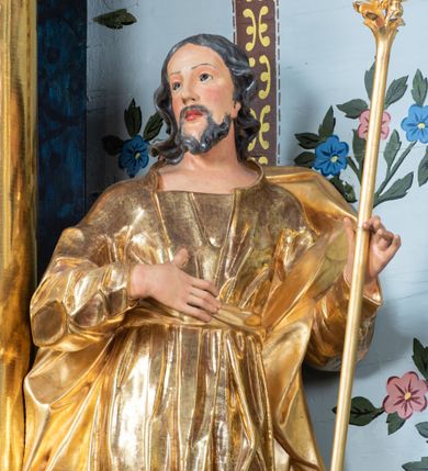 Zdjęcie nr 41: Nastawa architektoniczna, jednoosiowa, jednokondygnacyjna ze zwieńczeniem. Ołtarz prostopadłościenny, murowany, w drewnianej obudowie, z kamienną mensą. 
Antepedium ujęte profilowaną ramą, w polu malowana płycina w formie leżącego prostokąta o wklęsłych narożach, wypełniona wicią roślinną z różami, z kartuszem w centrum. W narożach przedstawienia ptaków na gałęziach. W polu kartusza ukazana półpostać Matki Boskiej Szkaplerznej unoszącej się nad duszami czyśćcowymi, na tle nieba. Retabulum ustawione na wysokim cokole, szerszym od nastawy, z wyłamanymi czterema prostopadłościanami. Nastawa ujęta parą zdwojonych pilastrów i parą stojących przed nimi kolumn o kapitelach kompozytowych, dźwigających pełne belkowanie, wyłamane na ich osi, z architrawem przyjmującym nad polem środkowym formę łuku odcinkowego. Na belkowaniu fragmenty półkolistego, przerwanego przyczółka z siedzącymi puttami. W polu centralnym wnęka w formie stojącego prostokąta zamkniętego łukiem półkolistym nadwieszonym z uskokiem, ujęta profilowaną ramą, z mniejszym obrazem Matki Boskiej z Dzieciątkiem w kształcie stojącego prostokąta. Powyżej, w podłuczu monogram Marii. Nad wnęką, w polu belkowania rocaille&#039;owy kartusz z napisem „SANCTA MARIA / ORA PRO NOBIS”. Na skrajnych partiach cokołu ustawione figury św. Joachima i św. Józefa. Zwieńczenie w formie zbliżonej do trapezu, ujętego spływami wolutowymi, zamkniętego fragmentem gzymsu w formie łuku półkolistego nadwieszonego. Flankowane liśćmi palmowymi, gzyms dekorowany rocaille&#039;m. W polu obraz Matki Boskiej Szkaplerznej ze św. Szymonem Stockiem i św. Teresą z Avili w formie analogicznej do zwieńczenia, w profilowanej ramie. Struktura polichromowana na sposób imitujący marmoryzację w kolorze niebiesko-czarnym, profile i ornamentyka złocone, detal srebrzony. 


