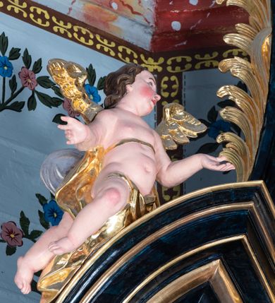 Zdjęcie nr 29: Nastawa architektoniczna, jednoosiowa, jednokondygnacyjna ze zwieńczeniem. Ołtarz prostopadłościenny, murowany, w drewnianej obudowie, z kamienną mensą. 
Antepedium ujęte profilowaną ramą, w polu malowana płycina w formie leżącego prostokąta o wklęsłych narożach, wypełniona wicią roślinną z różami, z kartuszem w centrum. W narożach przedstawienia ptaków na gałęziach. W polu kartusza ukazana półpostać Matki Boskiej Szkaplerznej unoszącej się nad duszami czyśćcowymi, na tle nieba. Retabulum ustawione na wysokim cokole, szerszym od nastawy, z wyłamanymi czterema prostopadłościanami. Nastawa ujęta parą zdwojonych pilastrów i parą stojących przed nimi kolumn o kapitelach kompozytowych, dźwigających pełne belkowanie, wyłamane na ich osi, z architrawem przyjmującym nad polem środkowym formę łuku odcinkowego. Na belkowaniu fragmenty półkolistego, przerwanego przyczółka z siedzącymi puttami. W polu centralnym wnęka w formie stojącego prostokąta zamkniętego łukiem półkolistym nadwieszonym z uskokiem, ujęta profilowaną ramą, z mniejszym obrazem Matki Boskiej z Dzieciątkiem w kształcie stojącego prostokąta. Powyżej, w podłuczu monogram Marii. Nad wnęką, w polu belkowania rocaille&#039;owy kartusz z napisem „SANCTA MARIA / ORA PRO NOBIS”. Na skrajnych partiach cokołu ustawione figury św. Joachima i św. Józefa. Zwieńczenie w formie zbliżonej do trapezu, ujętego spływami wolutowymi, zamkniętego fragmentem gzymsu w formie łuku półkolistego nadwieszonego. Flankowane liśćmi palmowymi, gzyms dekorowany rocaille&#039;m. W polu obraz Matki Boskiej Szkaplerznej ze św. Szymonem Stockiem i św. Teresą z Avili w formie analogicznej do zwieńczenia, w profilowanej ramie. Struktura polichromowana na sposób imitujący marmoryzację w kolorze niebiesko-czarnym, profile i ornamentyka złocone, detal srebrzony. 


