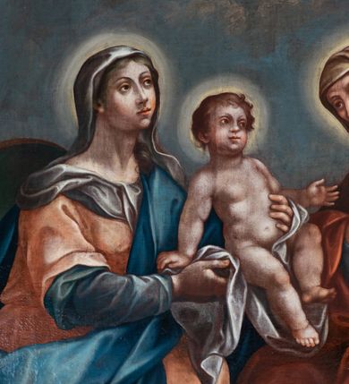 Zdjęcie nr 15: Nastawa architektoniczna, jednoosiowa, jednokondygnacyjna ze zwieńczeniem. Ołtarz prostopadłościenny, murowany, w drewnianej obudowie, z kamienną mensą. 
Antepedium ujęte profilowaną ramą, w polu malowana płycina w formie leżącego prostokąta o wklęsłych narożach, wypełniona wicią roślinną z różami, z kartuszem w centrum. W narożach przedstawienia ptaków na gałęziach. W polu kartusza ukazana półpostać Matki Boskiej Szkaplerznej unoszącej się nad duszami czyśćcowymi, na tle nieba. Retabulum ustawione na wysokim cokole, szerszym od nastawy, z wyłamanymi czterema prostopadłościanami. Nastawa ujęta parą zdwojonych pilastrów i parą stojących przed nimi kolumn o kapitelach kompozytowych, dźwigających pełne belkowanie, wyłamane na ich osi, z architrawem przyjmującym nad polem środkowym formę łuku odcinkowego. Na belkowaniu fragmenty półkolistego, przerwanego przyczółka z siedzącymi puttami. W polu centralnym wnęka w formie stojącego prostokąta zamkniętego łukiem półkolistym nadwieszonym z uskokiem, ujęta profilowaną ramą, z mniejszym obrazem Matki Boskiej z Dzieciątkiem w kształcie stojącego prostokąta. Powyżej, w podłuczu monogram Marii. Nad wnęką, w polu belkowania rocaille&#039;owy kartusz z napisem „SANCTA MARIA / ORA PRO NOBIS”. Na skrajnych partiach cokołu ustawione figury św. Joachima i św. Józefa. Zwieńczenie w formie zbliżonej do trapezu, ujętego spływami wolutowymi, zamkniętego fragmentem gzymsu w formie łuku półkolistego nadwieszonego. Flankowane liśćmi palmowymi, gzyms dekorowany rocaille&#039;m. W polu obraz Matki Boskiej Szkaplerznej ze św. Szymonem Stockiem i św. Teresą z Avili w formie analogicznej do zwieńczenia, w profilowanej ramie. Struktura polichromowana na sposób imitujący marmoryzację w kolorze niebiesko-czarnym, profile i ornamentyka złocone, detal srebrzony. 


