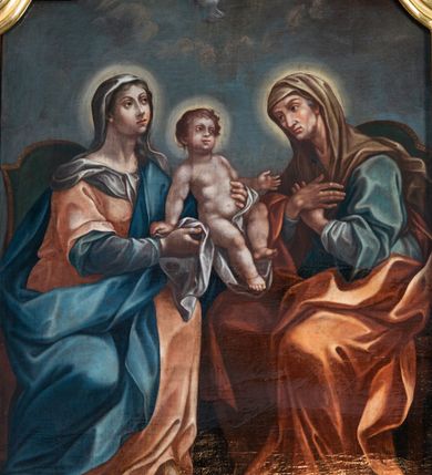 Zdjęcie nr 13: Nastawa architektoniczna, jednoosiowa, jednokondygnacyjna ze zwieńczeniem. Ołtarz prostopadłościenny, murowany, w drewnianej obudowie, z kamienną mensą. 
Antepedium ujęte profilowaną ramą, w polu malowana płycina w formie leżącego prostokąta o wklęsłych narożach, wypełniona wicią roślinną z różami, z kartuszem w centrum. W narożach przedstawienia ptaków na gałęziach. W polu kartusza ukazana półpostać Matki Boskiej Szkaplerznej unoszącej się nad duszami czyśćcowymi, na tle nieba. Retabulum ustawione na wysokim cokole, szerszym od nastawy, z wyłamanymi czterema prostopadłościanami. Nastawa ujęta parą zdwojonych pilastrów i parą stojących przed nimi kolumn o kapitelach kompozytowych, dźwigających pełne belkowanie, wyłamane na ich osi, z architrawem przyjmującym nad polem środkowym formę łuku odcinkowego. Na belkowaniu fragmenty półkolistego, przerwanego przyczółka z siedzącymi puttami. W polu centralnym wnęka w formie stojącego prostokąta zamkniętego łukiem półkolistym nadwieszonym z uskokiem, ujęta profilowaną ramą, z mniejszym obrazem Matki Boskiej z Dzieciątkiem w kształcie stojącego prostokąta. Powyżej, w podłuczu monogram Marii. Nad wnęką, w polu belkowania rocaille&#039;owy kartusz z napisem „SANCTA MARIA / ORA PRO NOBIS”. Na skrajnych partiach cokołu ustawione figury św. Joachima i św. Józefa. Zwieńczenie w formie zbliżonej do trapezu, ujętego spływami wolutowymi, zamkniętego fragmentem gzymsu w formie łuku półkolistego nadwieszonego. Flankowane liśćmi palmowymi, gzyms dekorowany rocaille&#039;m. W polu obraz Matki Boskiej Szkaplerznej ze św. Szymonem Stockiem i św. Teresą z Avili w formie analogicznej do zwieńczenia, w profilowanej ramie. Struktura polichromowana na sposób imitujący marmoryzację w kolorze niebiesko-czarnym, profile i ornamentyka złocone, detal srebrzony. 


