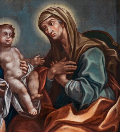 Zdjęcie nr 17: Nastawa architektoniczna, jednoosiowa, jednokondygnacyjna ze zwieńczeniem. Ołtarz prostopadłościenny, murowany, w drewnianej obudowie, z kamienną mensą. 
Antepedium ujęte profilowaną ramą, w polu malowana płycina w formie leżącego prostokąta o wklęsłych narożach, wypełniona wicią roślinną z różami, z kartuszem w centrum. W narożach przedstawienia ptaków na gałęziach. W polu kartusza ukazana półpostać Matki Boskiej Szkaplerznej unoszącej się nad duszami czyśćcowymi, na tle nieba. Retabulum ustawione na wysokim cokole, szerszym od nastawy, z wyłamanymi czterema prostopadłościanami. Nastawa ujęta parą zdwojonych pilastrów i parą stojących przed nimi kolumn o kapitelach kompozytowych, dźwigających pełne belkowanie, wyłamane na ich osi, z architrawem przyjmującym nad polem środkowym formę łuku odcinkowego. Na belkowaniu fragmenty półkolistego, przerwanego przyczółka z siedzącymi puttami. W polu centralnym wnęka w formie stojącego prostokąta zamkniętego łukiem półkolistym nadwieszonym z uskokiem, ujęta profilowaną ramą, z mniejszym obrazem Matki Boskiej z Dzieciątkiem w kształcie stojącego prostokąta. Powyżej, w podłuczu monogram Marii. Nad wnęką, w polu belkowania rocaille&#039;owy kartusz z napisem „SANCTA MARIA / ORA PRO NOBIS”. Na skrajnych partiach cokołu ustawione figury św. Joachima i św. Józefa. Zwieńczenie w formie zbliżonej do trapezu, ujętego spływami wolutowymi, zamkniętego fragmentem gzymsu w formie łuku półkolistego nadwieszonego. Flankowane liśćmi palmowymi, gzyms dekorowany rocaille&#039;m. W polu obraz Matki Boskiej Szkaplerznej ze św. Szymonem Stockiem i św. Teresą z Avili w formie analogicznej do zwieńczenia, w profilowanej ramie. Struktura polichromowana na sposób imitujący marmoryzację w kolorze niebiesko-czarnym, profile i ornamentyka złocone, detal srebrzony. 


