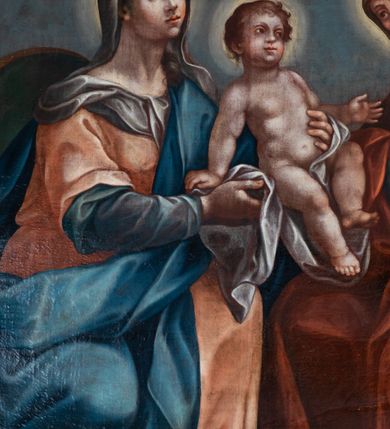 Zdjęcie nr 16: Nastawa architektoniczna, jednoosiowa, jednokondygnacyjna ze zwieńczeniem. Ołtarz prostopadłościenny, murowany, w drewnianej obudowie, z kamienną mensą. 
Antepedium ujęte profilowaną ramą, w polu malowana płycina w formie leżącego prostokąta o wklęsłych narożach, wypełniona wicią roślinną z różami, z kartuszem w centrum. W narożach przedstawienia ptaków na gałęziach. W polu kartusza ukazana półpostać Matki Boskiej Szkaplerznej unoszącej się nad duszami czyśćcowymi, na tle nieba. Retabulum ustawione na wysokim cokole, szerszym od nastawy, z wyłamanymi czterema prostopadłościanami. Nastawa ujęta parą zdwojonych pilastrów i parą stojących przed nimi kolumn o kapitelach kompozytowych, dźwigających pełne belkowanie, wyłamane na ich osi, z architrawem przyjmującym nad polem środkowym formę łuku odcinkowego. Na belkowaniu fragmenty półkolistego, przerwanego przyczółka z siedzącymi puttami. W polu centralnym wnęka w formie stojącego prostokąta zamkniętego łukiem półkolistym nadwieszonym z uskokiem, ujęta profilowaną ramą, z mniejszym obrazem Matki Boskiej z Dzieciątkiem w kształcie stojącego prostokąta. Powyżej, w podłuczu monogram Marii. Nad wnęką, w polu belkowania rocaille&#039;owy kartusz z napisem „SANCTA MARIA / ORA PRO NOBIS”. Na skrajnych partiach cokołu ustawione figury św. Joachima i św. Józefa. Zwieńczenie w formie zbliżonej do trapezu, ujętego spływami wolutowymi, zamkniętego fragmentem gzymsu w formie łuku półkolistego nadwieszonego. Flankowane liśćmi palmowymi, gzyms dekorowany rocaille&#039;m. W polu obraz Matki Boskiej Szkaplerznej ze św. Szymonem Stockiem i św. Teresą z Avili w formie analogicznej do zwieńczenia, w profilowanej ramie. Struktura polichromowana na sposób imitujący marmoryzację w kolorze niebiesko-czarnym, profile i ornamentyka złocone, detal srebrzony. 


