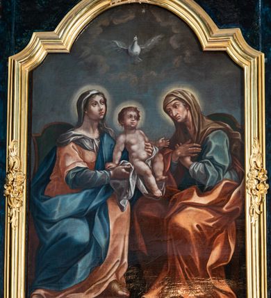 Zdjęcie nr 11: Nastawa architektoniczna, jednoosiowa, jednokondygnacyjna ze zwieńczeniem. Ołtarz prostopadłościenny, murowany, w drewnianej obudowie, z kamienną mensą. 
Antepedium ujęte profilowaną ramą, w polu malowana płycina w formie leżącego prostokąta o wklęsłych narożach, wypełniona wicią roślinną z różami, z kartuszem w centrum. W narożach przedstawienia ptaków na gałęziach. W polu kartusza ukazana półpostać Matki Boskiej Szkaplerznej unoszącej się nad duszami czyśćcowymi, na tle nieba. Retabulum ustawione na wysokim cokole, szerszym od nastawy, z wyłamanymi czterema prostopadłościanami. Nastawa ujęta parą zdwojonych pilastrów i parą stojących przed nimi kolumn o kapitelach kompozytowych, dźwigających pełne belkowanie, wyłamane na ich osi, z architrawem przyjmującym nad polem środkowym formę łuku odcinkowego. Na belkowaniu fragmenty półkolistego, przerwanego przyczółka z siedzącymi puttami. W polu centralnym wnęka w formie stojącego prostokąta zamkniętego łukiem półkolistym nadwieszonym z uskokiem, ujęta profilowaną ramą, z mniejszym obrazem Matki Boskiej z Dzieciątkiem w kształcie stojącego prostokąta. Powyżej, w podłuczu monogram Marii. Nad wnęką, w polu belkowania rocaille&#039;owy kartusz z napisem „SANCTA MARIA / ORA PRO NOBIS”. Na skrajnych partiach cokołu ustawione figury św. Joachima i św. Józefa. Zwieńczenie w formie zbliżonej do trapezu, ujętego spływami wolutowymi, zamkniętego fragmentem gzymsu w formie łuku półkolistego nadwieszonego. Flankowane liśćmi palmowymi, gzyms dekorowany rocaille&#039;m. W polu obraz Matki Boskiej Szkaplerznej ze św. Szymonem Stockiem i św. Teresą z Avili w formie analogicznej do zwieńczenia, w profilowanej ramie. Struktura polichromowana na sposób imitujący marmoryzację w kolorze niebiesko-czarnym, profile i ornamentyka złocone, detal srebrzony. 


