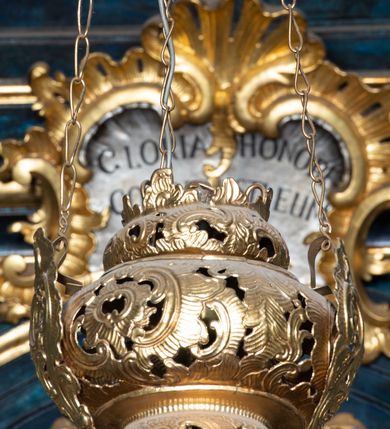 Zdjęcie nr 16: Nastawa architektoniczna, jednoosiowa, jednokondygnacyjna ze zwieńczeniem. Ołtarz prostopadłościenny, murowany, w drewnianej obudowie, z kamienną mensą. 
Antepedium ujęte profilowaną ramą, w polu malowana płycina w formie leżącego prostokąta o wklęsłych narożach, wypełniona wicią roślinną z różami, z kartuszem w centrum. W narożach przedstawienia ptaków na gałęziach. W polu kartusza scena męczeństwa św. Walentego, na tle pejzażu. Retabulum ustawione na wysokim cokole, szerszym od nastawy, z wyłamanymi czterema prostopadłościanami. Nastawa ujęta parą zdwojonych pilastrów i parą stojących przed nimi kolumn o kapitelach kompozytowych, dźwigających pełne belkowanie, wyłamane na ich osi, z architrawem przyjmującym nad polem środkowym formę łuku odcinkowego. Na belkowaniu fragmenty półkolistego, przerwanego przyczółka z siedzącymi puttami. W polu centralnym wnęka w formie stojącego prostokąta zamkniętego łukiem półkolistym nadwieszonym z uskokiem, ujęta profilowaną ramą, z obrazem św. Walentego. Nad nią, w polu belkowania rocaille&#039;owy kartusz z napisem „GLORIA HONORE / CORONASTI EUM / DOMINE”. Na skrajnych partiach cokołu ustawione figury św. Jana od Krzyża i św. Jana Kapistrana (?). Zwieńczenie w formie zbliżonej do trapezu, ujętego spływami wolutowymi, zamkniętego fragmentem gzymsu w formie łuku półkolistego nadwieszonego. Zwieńczenie flankowane liśćmi palmowymi, gzyms dekorowany rocaille&#039;m. W polu obraz św. Jana Nepomucena w kształcie analogicznym do zwieńczenia, w profilowanej ramie. Struktura polichromowana na sposób imitujący marmoryzację w kolorze niebieskim, profile i ornamentyka złocone, detal srebrzony. 

