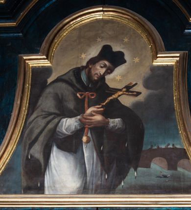 Zdjęcie nr 12: Nastawa architektoniczna, jednoosiowa, jednokondygnacyjna ze zwieńczeniem. Ołtarz prostopadłościenny, murowany, w drewnianej obudowie, z kamienną mensą. 
Antepedium ujęte profilowaną ramą, w polu malowana płycina w formie leżącego prostokąta o wklęsłych narożach, wypełniona wicią roślinną z różami, z kartuszem w centrum. W narożach przedstawienia ptaków na gałęziach. W polu kartusza scena męczeństwa św. Walentego, na tle pejzażu. Retabulum ustawione na wysokim cokole, szerszym od nastawy, z wyłamanymi czterema prostopadłościanami. Nastawa ujęta parą zdwojonych pilastrów i parą stojących przed nimi kolumn o kapitelach kompozytowych, dźwigających pełne belkowanie, wyłamane na ich osi, z architrawem przyjmującym nad polem środkowym formę łuku odcinkowego. Na belkowaniu fragmenty półkolistego, przerwanego przyczółka z siedzącymi puttami. W polu centralnym wnęka w formie stojącego prostokąta zamkniętego łukiem półkolistym nadwieszonym z uskokiem, ujęta profilowaną ramą, z obrazem św. Walentego. Nad nią, w polu belkowania rocaille&#039;owy kartusz z napisem „GLORIA HONORE / CORONASTI EUM / DOMINE”. Na skrajnych partiach cokołu ustawione figury św. Jana od Krzyża i św. Jana Kapistrana (?). Zwieńczenie w formie zbliżonej do trapezu, ujętego spływami wolutowymi, zamkniętego fragmentem gzymsu w formie łuku półkolistego nadwieszonego. Zwieńczenie flankowane liśćmi palmowymi, gzyms dekorowany rocaille&#039;m. W polu obraz św. Jana Nepomucena w kształcie analogicznym do zwieńczenia, w profilowanej ramie. Struktura polichromowana na sposób imitujący marmoryzację w kolorze niebieskim, profile i ornamentyka złocone, detal srebrzony. 

