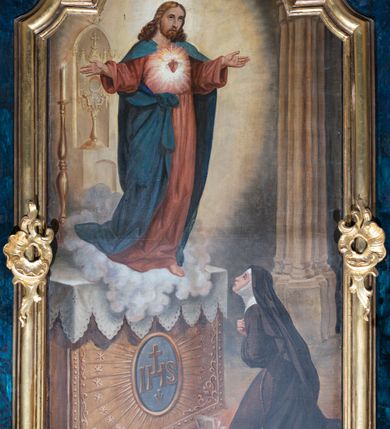 Zdjęcie nr 10: Nastawa architektoniczna, jednoosiowa, jednokondygnacyjna ze zwieńczeniem. Ołtarz prostopadłościenny, murowany, w drewnianej obudowie, z kamienną mensą. 
Antepedium ujęte profilowaną ramą, w polu malowana płycina w formie leżącego prostokąta o wklęsłych narożach, wypełniona wicią roślinną z różami, z kartuszem w centrum. W narożach przedstawienia ptaków na gałęziach. W polu kartusza scena męczeństwa św. Walentego, na tle pejzażu. Retabulum ustawione na wysokim cokole, szerszym od nastawy, z wyłamanymi czterema prostopadłościanami. Nastawa ujęta parą zdwojonych pilastrów i parą stojących przed nimi kolumn o kapitelach kompozytowych, dźwigających pełne belkowanie, wyłamane na ich osi, z architrawem przyjmującym nad polem środkowym formę łuku odcinkowego. Na belkowaniu fragmenty półkolistego, przerwanego przyczółka z siedzącymi puttami. W polu centralnym wnęka w formie stojącego prostokąta zamkniętego łukiem półkolistym nadwieszonym z uskokiem, ujęta profilowaną ramą, z obrazem św. Walentego. Nad nią, w polu belkowania rocaille&#039;owy kartusz z napisem „GLORIA HONORE / CORONASTI EUM / DOMINE”. Na skrajnych partiach cokołu ustawione figury św. Jana od Krzyża i św. Jana Kapistrana (?). Zwieńczenie w formie zbliżonej do trapezu, ujętego spływami wolutowymi, zamkniętego fragmentem gzymsu w formie łuku półkolistego nadwieszonego. Zwieńczenie flankowane liśćmi palmowymi, gzyms dekorowany rocaille&#039;m. W polu obraz św. Jana Nepomucena w kształcie analogicznym do zwieńczenia, w profilowanej ramie. Struktura polichromowana na sposób imitujący marmoryzację w kolorze niebieskim, profile i ornamentyka złocone, detal srebrzony. 

