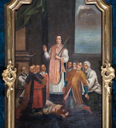 Zdjęcie nr 3: Nastawa architektoniczna, jednoosiowa, jednokondygnacyjna ze zwieńczeniem. Ołtarz prostopadłościenny, murowany, w drewnianej obudowie, z kamienną mensą. 
Antepedium ujęte profilowaną ramą, w polu malowana płycina w formie leżącego prostokąta o wklęsłych narożach, wypełniona wicią roślinną z różami, z kartuszem w centrum. W narożach przedstawienia ptaków na gałęziach. W polu kartusza scena męczeństwa św. Walentego, na tle pejzażu. Retabulum ustawione na wysokim cokole, szerszym od nastawy, z wyłamanymi czterema prostopadłościanami. Nastawa ujęta parą zdwojonych pilastrów i parą stojących przed nimi kolumn o kapitelach kompozytowych, dźwigających pełne belkowanie, wyłamane na ich osi, z architrawem przyjmującym nad polem środkowym formę łuku odcinkowego. Na belkowaniu fragmenty półkolistego, przerwanego przyczółka z siedzącymi puttami. W polu centralnym wnęka w formie stojącego prostokąta zamkniętego łukiem półkolistym nadwieszonym z uskokiem, ujęta profilowaną ramą, z obrazem św. Walentego. Nad nią, w polu belkowania rocaille&#039;owy kartusz z napisem „GLORIA HONORE / CORONASTI EUM / DOMINE”. Na skrajnych partiach cokołu ustawione figury św. Jana od Krzyża i św. Jana Kapistrana (?). Zwieńczenie w formie zbliżonej do trapezu, ujętego spływami wolutowymi, zamkniętego fragmentem gzymsu w formie łuku półkolistego nadwieszonego. Zwieńczenie flankowane liśćmi palmowymi, gzyms dekorowany rocaille&#039;m. W polu obraz św. Jana Nepomucena w kształcie analogicznym do zwieńczenia, w profilowanej ramie. Struktura polichromowana na sposób imitujący marmoryzację w kolorze niebieskim, profile i ornamentyka złocone, detal srebrzony. 

