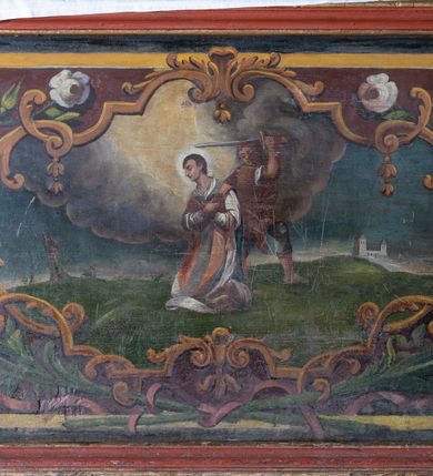 Zdjęcie nr 23: Nastawa architektoniczna, jednoosiowa, jednokondygnacyjna ze zwieńczeniem. Ołtarz prostopadłościenny, murowany, w drewnianej obudowie, z kamienną mensą. 
Antepedium ujęte profilowaną ramą, w polu malowana płycina w formie leżącego prostokąta o wklęsłych narożach, wypełniona wicią roślinną z różami, z kartuszem w centrum. W narożach przedstawienia ptaków na gałęziach. W polu kartusza scena męczeństwa św. Walentego, na tle pejzażu. Retabulum ustawione na wysokim cokole, szerszym od nastawy, z wyłamanymi czterema prostopadłościanami. Nastawa ujęta parą zdwojonych pilastrów i parą stojących przed nimi kolumn o kapitelach kompozytowych, dźwigających pełne belkowanie, wyłamane na ich osi, z architrawem przyjmującym nad polem środkowym formę łuku odcinkowego. Na belkowaniu fragmenty półkolistego, przerwanego przyczółka z siedzącymi puttami. W polu centralnym wnęka w formie stojącego prostokąta zamkniętego łukiem półkolistym nadwieszonym z uskokiem, ujęta profilowaną ramą, z obrazem św. Walentego. Nad nią, w polu belkowania rocaille'owy kartusz z napisem „GLORIA HONORE / CORONASTI EUM / DOMINE”. Na skrajnych partiach cokołu ustawione figury św. Jana od Krzyża i św. Jana Kapistrana (?). Zwieńczenie w formie zbliżonej do trapezu, ujętego spływami wolutowymi, zamkniętego fragmentem gzymsu w formie łuku półkolistego nadwieszonego. Zwieńczenie flankowane liśćmi palmowymi, gzyms dekorowany rocaille'm. W polu obraz św. Jana Nepomucena w kształcie analogicznym do zwieńczenia, w profilowanej ramie. Struktura polichromowana na sposób imitujący marmoryzację w kolorze niebieskim, profile i ornamentyka złocone, detal srebrzony. 

