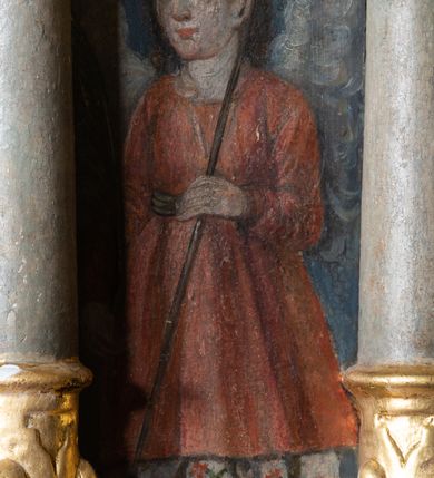 Zdjęcie nr 22: Nastawa architektoniczna, jednoosiowa, jednokondygnacyjna ze zwieńczeniem. Ołtarz prostopadłościenny, murowany, w drewnianej obudowie, z kamienną mensą. 
Antepedium ujęte profilowaną ramą, w polu malowana płycina w formie leżącego prostokąta o wklęsłych narożach, wypełniona wicią roślinną z różami, z kartuszem w centrum. W narożach przedstawienia ptaków na gałęziach. W polu kartusza scena męczeństwa św. Walentego, na tle pejzażu. Retabulum ustawione na wysokim cokole, szerszym od nastawy, z wyłamanymi czterema prostopadłościanami. Nastawa ujęta parą zdwojonych pilastrów i parą stojących przed nimi kolumn o kapitelach kompozytowych, dźwigających pełne belkowanie, wyłamane na ich osi, z architrawem przyjmującym nad polem środkowym formę łuku odcinkowego. Na belkowaniu fragmenty półkolistego, przerwanego przyczółka z siedzącymi puttami. W polu centralnym wnęka w formie stojącego prostokąta zamkniętego łukiem półkolistym nadwieszonym z uskokiem, ujęta profilowaną ramą, z obrazem św. Walentego. Nad nią, w polu belkowania rocaille'owy kartusz z napisem „GLORIA HONORE / CORONASTI EUM / DOMINE”. Na skrajnych partiach cokołu ustawione figury św. Jana od Krzyża i św. Jana Kapistrana (?). Zwieńczenie w formie zbliżonej do trapezu, ujętego spływami wolutowymi, zamkniętego fragmentem gzymsu w formie łuku półkolistego nadwieszonego. Zwieńczenie flankowane liśćmi palmowymi, gzyms dekorowany rocaille'm. W polu obraz św. Jana Nepomucena w kształcie analogicznym do zwieńczenia, w profilowanej ramie. Struktura polichromowana na sposób imitujący marmoryzację w kolorze niebieskim, profile i ornamentyka złocone, detal srebrzony. 

