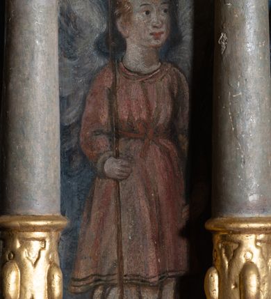 Zdjęcie nr 21: Nastawa architektoniczna, jednoosiowa, jednokondygnacyjna ze zwieńczeniem. Ołtarz prostopadłościenny, murowany, w drewnianej obudowie, z kamienną mensą. 
Antepedium ujęte profilowaną ramą, w polu malowana płycina w formie leżącego prostokąta o wklęsłych narożach, wypełniona wicią roślinną z różami, z kartuszem w centrum. W narożach przedstawienia ptaków na gałęziach. W polu kartusza scena męczeństwa św. Walentego, na tle pejzażu. Retabulum ustawione na wysokim cokole, szerszym od nastawy, z wyłamanymi czterema prostopadłościanami. Nastawa ujęta parą zdwojonych pilastrów i parą stojących przed nimi kolumn o kapitelach kompozytowych, dźwigających pełne belkowanie, wyłamane na ich osi, z architrawem przyjmującym nad polem środkowym formę łuku odcinkowego. Na belkowaniu fragmenty półkolistego, przerwanego przyczółka z siedzącymi puttami. W polu centralnym wnęka w formie stojącego prostokąta zamkniętego łukiem półkolistym nadwieszonym z uskokiem, ujęta profilowaną ramą, z obrazem św. Walentego. Nad nią, w polu belkowania rocaille'owy kartusz z napisem „GLORIA HONORE / CORONASTI EUM / DOMINE”. Na skrajnych partiach cokołu ustawione figury św. Jana od Krzyża i św. Jana Kapistrana (?). Zwieńczenie w formie zbliżonej do trapezu, ujętego spływami wolutowymi, zamkniętego fragmentem gzymsu w formie łuku półkolistego nadwieszonego. Zwieńczenie flankowane liśćmi palmowymi, gzyms dekorowany rocaille'm. W polu obraz św. Jana Nepomucena w kształcie analogicznym do zwieńczenia, w profilowanej ramie. Struktura polichromowana na sposób imitujący marmoryzację w kolorze niebieskim, profile i ornamentyka złocone, detal srebrzony. 

