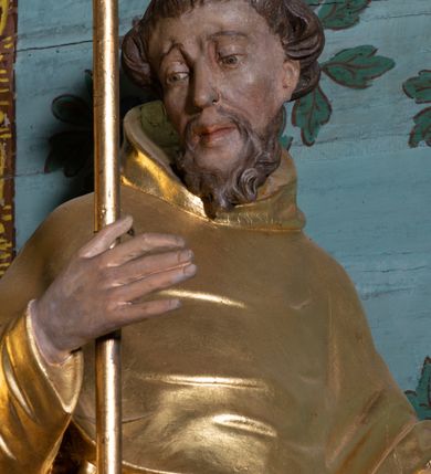 Zdjęcie nr 33: Nastawa architektoniczna, jednoosiowa, jednokondygnacyjna ze zwieńczeniem. Ołtarz prostopadłościenny, murowany, w drewnianej obudowie, z kamienną mensą. 
Antepedium ujęte profilowaną ramą, w polu malowana płycina w formie leżącego prostokąta o wklęsłych narożach, wypełniona wicią roślinną z różami, z kartuszem w centrum. W narożach przedstawienia ptaków na gałęziach. W polu kartusza scena męczeństwa św. Walentego, na tle pejzażu. Retabulum ustawione na wysokim cokole, szerszym od nastawy, z wyłamanymi czterema prostopadłościanami. Nastawa ujęta parą zdwojonych pilastrów i parą stojących przed nimi kolumn o kapitelach kompozytowych, dźwigających pełne belkowanie, wyłamane na ich osi, z architrawem przyjmującym nad polem środkowym formę łuku odcinkowego. Na belkowaniu fragmenty półkolistego, przerwanego przyczółka z siedzącymi puttami. W polu centralnym wnęka w formie stojącego prostokąta zamkniętego łukiem półkolistym nadwieszonym z uskokiem, ujęta profilowaną ramą, z obrazem św. Walentego. Nad nią, w polu belkowania rocaille&#039;owy kartusz z napisem „GLORIA HONORE / CORONASTI EUM / DOMINE”. Na skrajnych partiach cokołu ustawione figury św. Jana od Krzyża i św. Jana Kapistrana (?). Zwieńczenie w formie zbliżonej do trapezu, ujętego spływami wolutowymi, zamkniętego fragmentem gzymsu w formie łuku półkolistego nadwieszonego. Zwieńczenie flankowane liśćmi palmowymi, gzyms dekorowany rocaille&#039;m. W polu obraz św. Jana Nepomucena w kształcie analogicznym do zwieńczenia, w profilowanej ramie. Struktura polichromowana na sposób imitujący marmoryzację w kolorze niebieskim, profile i ornamentyka złocone, detal srebrzony. 

