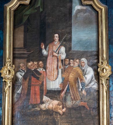 Zdjęcie nr 2: Nastawa architektoniczna, jednoosiowa, jednokondygnacyjna ze zwieńczeniem. Ołtarz prostopadłościenny, murowany, w drewnianej obudowie, z kamienną mensą. 
Antepedium ujęte profilowaną ramą, w polu malowana płycina w formie leżącego prostokąta o wklęsłych narożach, wypełniona wicią roślinną z różami, z kartuszem w centrum. W narożach przedstawienia ptaków na gałęziach. W polu kartusza scena męczeństwa św. Walentego, na tle pejzażu. Retabulum ustawione na wysokim cokole, szerszym od nastawy, z wyłamanymi czterema prostopadłościanami. Nastawa ujęta parą zdwojonych pilastrów i parą stojących przed nimi kolumn o kapitelach kompozytowych, dźwigających pełne belkowanie, wyłamane na ich osi, z architrawem przyjmującym nad polem środkowym formę łuku odcinkowego. Na belkowaniu fragmenty półkolistego, przerwanego przyczółka z siedzącymi puttami. W polu centralnym wnęka w formie stojącego prostokąta zamkniętego łukiem półkolistym nadwieszonym z uskokiem, ujęta profilowaną ramą, z obrazem św. Walentego. Nad nią, w polu belkowania rocaille'owy kartusz z napisem „GLORIA HONORE / CORONASTI EUM / DOMINE”. Na skrajnych partiach cokołu ustawione figury św. Jana od Krzyża i św. Jana Kapistrana (?). Zwieńczenie w formie zbliżonej do trapezu, ujętego spływami wolutowymi, zamkniętego fragmentem gzymsu w formie łuku półkolistego nadwieszonego. Zwieńczenie flankowane liśćmi palmowymi, gzyms dekorowany rocaille'm. W polu obraz św. Jana Nepomucena w kształcie analogicznym do zwieńczenia, w profilowanej ramie. Struktura polichromowana na sposób imitujący marmoryzację w kolorze niebieskim, profile i ornamentyka złocone, detal srebrzony. 

