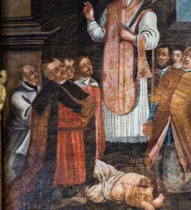 Zdjęcie nr 6: Nastawa architektoniczna, jednoosiowa, jednokondygnacyjna ze zwieńczeniem. Ołtarz prostopadłościenny, murowany, w drewnianej obudowie, z kamienną mensą. 
Antepedium ujęte profilowaną ramą, w polu malowana płycina w formie leżącego prostokąta o wklęsłych narożach, wypełniona wicią roślinną z różami, z kartuszem w centrum. W narożach przedstawienia ptaków na gałęziach. W polu kartusza scena męczeństwa św. Walentego, na tle pejzażu. Retabulum ustawione na wysokim cokole, szerszym od nastawy, z wyłamanymi czterema prostopadłościanami. Nastawa ujęta parą zdwojonych pilastrów i parą stojących przed nimi kolumn o kapitelach kompozytowych, dźwigających pełne belkowanie, wyłamane na ich osi, z architrawem przyjmującym nad polem środkowym formę łuku odcinkowego. Na belkowaniu fragmenty półkolistego, przerwanego przyczółka z siedzącymi puttami. W polu centralnym wnęka w formie stojącego prostokąta zamkniętego łukiem półkolistym nadwieszonym z uskokiem, ujęta profilowaną ramą, z obrazem św. Walentego. Nad nią, w polu belkowania rocaille&#039;owy kartusz z napisem „GLORIA HONORE / CORONASTI EUM / DOMINE”. Na skrajnych partiach cokołu ustawione figury św. Jana od Krzyża i św. Jana Kapistrana (?). Zwieńczenie w formie zbliżonej do trapezu, ujętego spływami wolutowymi, zamkniętego fragmentem gzymsu w formie łuku półkolistego nadwieszonego. Zwieńczenie flankowane liśćmi palmowymi, gzyms dekorowany rocaille&#039;m. W polu obraz św. Jana Nepomucena w kształcie analogicznym do zwieńczenia, w profilowanej ramie. Struktura polichromowana na sposób imitujący marmoryzację w kolorze niebieskim, profile i ornamentyka złocone, detal srebrzony. 

