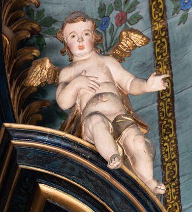 Zdjęcie nr 37: Nastawa architektoniczna, jednoosiowa, jednokondygnacyjna ze zwieńczeniem. Ołtarz prostopadłościenny, murowany, w drewnianej obudowie, z kamienną mensą. 
Antepedium ujęte profilowaną ramą, w polu malowana płycina w formie leżącego prostokąta o wklęsłych narożach, wypełniona wicią roślinną z różami, z kartuszem w centrum. W narożach przedstawienia ptaków na gałęziach. W polu kartusza scena męczeństwa św. Walentego, na tle pejzażu. Retabulum ustawione na wysokim cokole, szerszym od nastawy, z wyłamanymi czterema prostopadłościanami. Nastawa ujęta parą zdwojonych pilastrów i parą stojących przed nimi kolumn o kapitelach kompozytowych, dźwigających pełne belkowanie, wyłamane na ich osi, z architrawem przyjmującym nad polem środkowym formę łuku odcinkowego. Na belkowaniu fragmenty półkolistego, przerwanego przyczółka z siedzącymi puttami. W polu centralnym wnęka w formie stojącego prostokąta zamkniętego łukiem półkolistym nadwieszonym z uskokiem, ujęta profilowaną ramą, z obrazem św. Walentego. Nad nią, w polu belkowania rocaille&#039;owy kartusz z napisem „GLORIA HONORE / CORONASTI EUM / DOMINE”. Na skrajnych partiach cokołu ustawione figury św. Jana od Krzyża i św. Jana Kapistrana (?). Zwieńczenie w formie zbliżonej do trapezu, ujętego spływami wolutowymi, zamkniętego fragmentem gzymsu w formie łuku półkolistego nadwieszonego. Zwieńczenie flankowane liśćmi palmowymi, gzyms dekorowany rocaille&#039;m. W polu obraz św. Jana Nepomucena w kształcie analogicznym do zwieńczenia, w profilowanej ramie. Struktura polichromowana na sposób imitujący marmoryzację w kolorze niebieskim, profile i ornamentyka złocone, detal srebrzony. 

