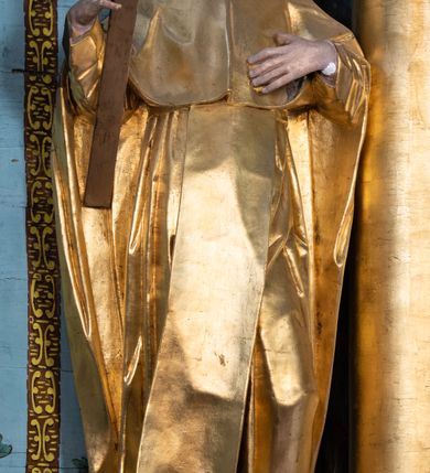 Zdjęcie nr 25: Nastawa architektoniczna, jednoosiowa, jednokondygnacyjna ze zwieńczeniem. Ołtarz prostopadłościenny, murowany, w drewnianej obudowie, z kamienną mensą. 
Antepedium ujęte profilowaną ramą, w polu malowana płycina w formie leżącego prostokąta o wklęsłych narożach, wypełniona wicią roślinną z różami, z kartuszem w centrum. W narożach przedstawienia ptaków na gałęziach. W polu kartusza scena męczeństwa św. Walentego, na tle pejzażu. Retabulum ustawione na wysokim cokole, szerszym od nastawy, z wyłamanymi czterema prostopadłościanami. Nastawa ujęta parą zdwojonych pilastrów i parą stojących przed nimi kolumn o kapitelach kompozytowych, dźwigających pełne belkowanie, wyłamane na ich osi, z architrawem przyjmującym nad polem środkowym formę łuku odcinkowego. Na belkowaniu fragmenty półkolistego, przerwanego przyczółka z siedzącymi puttami. W polu centralnym wnęka w formie stojącego prostokąta zamkniętego łukiem półkolistym nadwieszonym z uskokiem, ujęta profilowaną ramą, z obrazem św. Walentego. Nad nią, w polu belkowania rocaille&#039;owy kartusz z napisem „GLORIA HONORE / CORONASTI EUM / DOMINE”. Na skrajnych partiach cokołu ustawione figury św. Jana od Krzyża i św. Jana Kapistrana (?). Zwieńczenie w formie zbliżonej do trapezu, ujętego spływami wolutowymi, zamkniętego fragmentem gzymsu w formie łuku półkolistego nadwieszonego. Zwieńczenie flankowane liśćmi palmowymi, gzyms dekorowany rocaille&#039;m. W polu obraz św. Jana Nepomucena w kształcie analogicznym do zwieńczenia, w profilowanej ramie. Struktura polichromowana na sposób imitujący marmoryzację w kolorze niebieskim, profile i ornamentyka złocone, detal srebrzony. 

