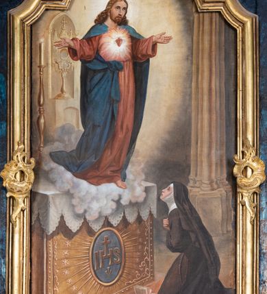 Zdjęcie nr 11: Nastawa architektoniczna, jednoosiowa, jednokondygnacyjna ze zwieńczeniem. Ołtarz prostopadłościenny, murowany, w drewnianej obudowie, z kamienną mensą. 
Antepedium ujęte profilowaną ramą, w polu malowana płycina w formie leżącego prostokąta o wklęsłych narożach, wypełniona wicią roślinną z różami, z kartuszem w centrum. W narożach przedstawienia ptaków na gałęziach. W polu kartusza scena męczeństwa św. Walentego, na tle pejzażu. Retabulum ustawione na wysokim cokole, szerszym od nastawy, z wyłamanymi czterema prostopadłościanami. Nastawa ujęta parą zdwojonych pilastrów i parą stojących przed nimi kolumn o kapitelach kompozytowych, dźwigających pełne belkowanie, wyłamane na ich osi, z architrawem przyjmującym nad polem środkowym formę łuku odcinkowego. Na belkowaniu fragmenty półkolistego, przerwanego przyczółka z siedzącymi puttami. W polu centralnym wnęka w formie stojącego prostokąta zamkniętego łukiem półkolistym nadwieszonym z uskokiem, ujęta profilowaną ramą, z obrazem św. Walentego. Nad nią, w polu belkowania rocaille&#039;owy kartusz z napisem „GLORIA HONORE / CORONASTI EUM / DOMINE”. Na skrajnych partiach cokołu ustawione figury św. Jana od Krzyża i św. Jana Kapistrana (?). Zwieńczenie w formie zbliżonej do trapezu, ujętego spływami wolutowymi, zamkniętego fragmentem gzymsu w formie łuku półkolistego nadwieszonego. Zwieńczenie flankowane liśćmi palmowymi, gzyms dekorowany rocaille&#039;m. W polu obraz św. Jana Nepomucena w kształcie analogicznym do zwieńczenia, w profilowanej ramie. Struktura polichromowana na sposób imitujący marmoryzację w kolorze niebieskim, profile i ornamentyka złocone, detal srebrzony. 

