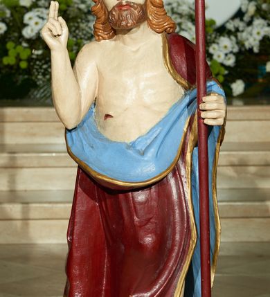 Zdjęcie nr 1: Rzeźba pełnoplastyczna, ustawiona na zielonym cokole zwężającym się ku górze, na planie kwadratu. Chrystus ukazany frontalnie, stoi na lekko ugiętych nogach, prawa rękę unosi w geście błogosławieństwa, lewą trzyma drzewce chorągwi wykonanej z czerwonego materiału obszytego frędzlą z naszytym wizerunkiem Najświętszego Serca Marii. Twarz Chrystusa owalna, o wysokim czole, dużych, migdałowatych oczach, łukowatych brwiach, dużym nosie i wąskich ustach; okoloną falista brodą oraz jasnobrązowymi włosami sięgającymi ramion, skręconymi w regularne pukle. Nad głową ma nimb promienisty. Chrystus nakryty czerwonym płaszczem o niebieskiej podszewce ze złoconą lamówką, odsłaniającym tors, zarzuconym na lewe ramię i otaczającym postać, z wywiniętą połą płaszcza z przodu postaci. Ciało szczupłe, o podkreślonych żebrach klatki piersiowej, z zaznaczonymi śladami męki. Polichromia ciała naturalistyczna, o jasnej karnacji. 