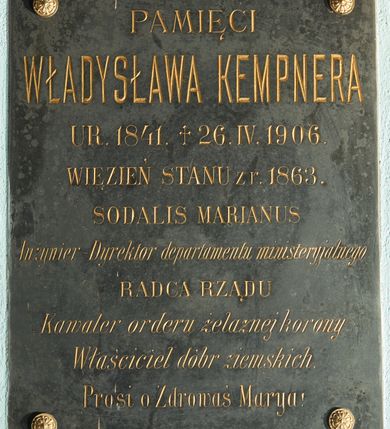 Zdjęcie nr 1: Płyta w formie stojącego prostokąta, przymocowana do ściany czterema śrubami o łbach przyjmujących kształt rozet, umieszczonymi w narożach. W polu złocona inskrypcja: „PAMIĘCI / WŁADYSŁAWA KEMPNERA / UR(ODZONEGO) 1841. + 26.IV.1906. / WIĘZIEŃ STANU z r. 1863. / SODALIS MARIANUS / Inżynier-Dyrektor departamentu ministeryjalnego / RADCA RZĄDU / Kawaler orderu żelaznej korony / Właściciel dóbr ziemskich. / Prosi o Zdrowaś Marya!” 