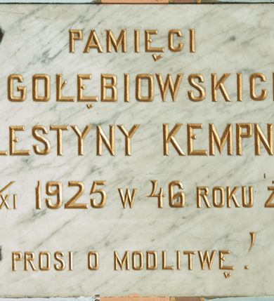Zdjęcie nr 1: Płyta w formie leżącego prostokąta, przymocowana do ściany czterema śrubami o łbach przyjmujących kształt rozet, umieszczonych w narożach. W polu złocona inskrypcja: „PAMIĘCI / z GOŁĘBIOWSKICH / CELESTYNY KEMPNER / +5/XI 1926 w 46 ROKU ŻYCIA / PROSI O MODLITWĘ!” 