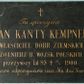 Zdjęcie nr 1: Płyta w formie leżącego prostokąta. W jej polu złocona inskrypcja: „Tu spoczywa / JAN KANTY KEMPNER / WŁAŚCICIEL DÓBR ZIEMSKICH / ŻOŁNIERZ B. WOJSK POLSKICH / przeżywszy lat 85 +17/I 1900. Wieczne odpoczywanie racz Mu dać Panie!”