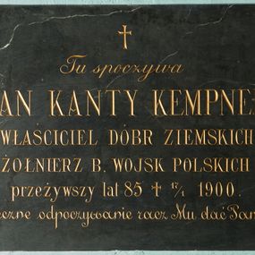 Zdjęcie nr 1: Płyta w formie leżącego prostokąta. W jej polu złocona inskrypcja: „Tu spoczywa / JAN KANTY KEMPNER / WŁAŚCICIEL DÓBR ZIEMSKICH / ŻOŁNIERZ B. WOJSK POLSKICH / przeżywszy lat 85 +17/I 1900. Wieczne odpoczywanie racz Mu dać Panie!”