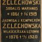 Zdjęcie nr 1: Płyta w formie wydłużonego stojącego prostokąta. Przymocowana do ściany dwiema ślubami o dekoracyjnych łbach w formie rozet, zamocowanymi przy krótszych bokach. W polu złocona inskrypcja: „KAZIMIERZ Z ŻELECHOWA / ŻELECHOWSKI / SODALIS MARIANUS / *1861 + 5/8 1919 / JADWIGA Z KEMPNERÓW /ŻELECHOWSKA / WŁAŚCICIELKA ŁĘTOWNI / *1876 + 20/5 1920 / PROSZĄ o ZDROWAŚ MARYA!”.