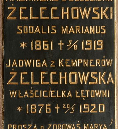 Zdjęcie nr 1: Płyta w formie wydłużonego stojącego prostokąta. Przymocowana do ściany dwiema ślubami o dekoracyjnych łbach w formie rozet, zamocowanymi przy krótszych bokach. W polu złocona inskrypcja: „KAZIMIERZ Z ŻELECHOWA / ŻELECHOWSKI / SODALIS MARIANUS / *1861 + 5/8 1919 / JADWIGA Z KEMPNERÓW /ŻELECHOWSKA / WŁAŚCICIELKA ŁĘTOWNI / *1876 + 20/5 1920 / PROSZĄ o ZDROWAŚ MARYA!”.