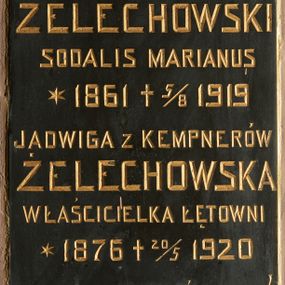 Zdjęcie nr 1: Płyta w formie wydłużonego stojącego prostokąta. Przymocowana do ściany dwiema ślubami o dekoracyjnych łbach w formie rozet, zamocowanymi przy krótszych bokach. W polu złocona inskrypcja: „KAZIMIERZ Z ŻELECHOWA / ŻELECHOWSKI / SODALIS MARIANUS / *1861 + 5/8 1919 / JADWIGA Z KEMPNERÓW /ŻELECHOWSKA / WŁAŚCICIELKA ŁĘTOWNI / *1876 + 20/5 1920 / PROSZĄ o ZDROWAŚ MARYA!”.