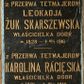 Zdjęcie nr 1: Płyta w formie wydłużonego stojącego prostokąta. Przymocowana do ściany dwiema ślubami o dekoracyjnych łbach w formie rozet, zamocowanymi przy krótszych bokach. W polu złocona inskrypcja: „Z PRZERWA TETMAJERÓW / LEOKADJA / ŻUK SKARSZEWSKA / WŁAŚCICIELKA DÓBR / *1828 +10/I 1916 / Z PRZERWA TETMAJERÓW / KAROLINA RACIĘSKA / WŁAŚCICIELKA DÓBR *1831 +10/5 1914 / PROSZĄ O ZDROWAŚ MARYA.”