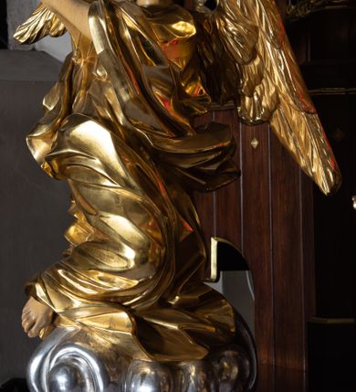 Zdjęcie nr 21: Nastawa architektoniczna, trójosiowa, jednokondygnacyjna ze zwieńczeniem, z predellą. Ołtarz prostopadłościenny, z drewnianą mensą i kamiennym portatylem. Antepedium ujęte grubą opaską, w polu płaskorzeźbiona otwarta księga z napisem „UBODZY / SKARBEM / KOŚCIOŁA” z liściem palmy i kratą. Na mensie tabernakulum w formie drewnianej skrzynki flankowanej pinaklami z kwiatonami. Drzwiczki w kształcie prostokąta zamkniętego łukiem ostrym, w ramie, z przedstawieniem baranka apokaliptycznego. Tabernakulum flankowane dwiema figurami klęczących na obłokach aniołów.  Osie nastawy wydzielone wąskimi kolumnami dźwigającymi stylizowane pinakle. W polu środkowym wnęka w formie stojącego prostokąta zamkniętego łukiem odcinkowym nadwieszonym, z obrazem św. Wawrzyńca, ujętym ramą zdobioną ornamentem roślinnym. W polach osi bocznych po dwie ażurowe stylizowane blendy wypełnione ornamentem roślinnym, pomiędzy nimi, w górnej partii, ośmioboczne wsporniki, na których stoją figury św. Izydora i św. Kryspina. Zwieńczenie w formie ośmiobocznego cokołu z figurą św. Józefa, flankowanego dwiema parami pinakli i blendami z dekoracja roślinną. Struktura pokryta politurą w kolorze ciemnobrązowym, ornamentyka i detale architektoniczne złocone. 
