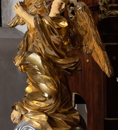 Zdjęcie nr 17: Nastawa architektoniczna, trójosiowa, jednokondygnacyjna ze zwieńczeniem, z predellą. Ołtarz prostopadłościenny, z drewnianą mensą i kamiennym portatylem. Antepedium ujęte grubą opaską, w polu płaskorzeźbiona otwarta księga z napisem „UBODZY / SKARBEM / KOŚCIOŁA” z liściem palmy i kratą. Na mensie tabernakulum w formie drewnianej skrzynki flankowanej pinaklami z kwiatonami. Drzwiczki w kształcie prostokąta zamkniętego łukiem ostrym, w ramie, z przedstawieniem baranka apokaliptycznego. Tabernakulum flankowane dwiema figurami klęczących na obłokach aniołów.  Osie nastawy wydzielone wąskimi kolumnami dźwigającymi stylizowane pinakle. W polu środkowym wnęka w formie stojącego prostokąta zamkniętego łukiem odcinkowym nadwieszonym, z obrazem św. Wawrzyńca, ujętym ramą zdobioną ornamentem roślinnym. W polach osi bocznych po dwie ażurowe stylizowane blendy wypełnione ornamentem roślinnym, pomiędzy nimi, w górnej partii, ośmioboczne wsporniki, na których stoją figury św. Izydora i św. Kryspina. Zwieńczenie w formie ośmiobocznego cokołu z figurą św. Józefa, flankowanego dwiema parami pinakli i blendami z dekoracja roślinną. Struktura pokryta politurą w kolorze ciemnobrązowym, ornamentyka i detale architektoniczne złocone. 
