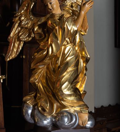 Zdjęcie nr 22: Nastawa architektoniczna, trójosiowa, jednokondygnacyjna ze zwieńczeniem, z predellą. Ołtarz prostopadłościenny, z drewnianą mensą i kamiennym portatylem. Antepedium ujęte grubą opaską, w polu płaskorzeźbiona otwarta księga z napisem „UBODZY / SKARBEM / KOŚCIOŁA” z liściem palmy i kratą. Na mensie tabernakulum w formie drewnianej skrzynki flankowanej pinaklami z kwiatonami. Drzwiczki w kształcie prostokąta zamkniętego łukiem ostrym, w ramie, z przedstawieniem baranka apokaliptycznego. Tabernakulum flankowane dwiema figurami klęczących na obłokach aniołów.  Osie nastawy wydzielone wąskimi kolumnami dźwigającymi stylizowane pinakle. W polu środkowym wnęka w formie stojącego prostokąta zamkniętego łukiem odcinkowym nadwieszonym, z obrazem św. Wawrzyńca, ujętym ramą zdobioną ornamentem roślinnym. W polach osi bocznych po dwie ażurowe stylizowane blendy wypełnione ornamentem roślinnym, pomiędzy nimi, w górnej partii, ośmioboczne wsporniki, na których stoją figury św. Izydora i św. Kryspina. Zwieńczenie w formie ośmiobocznego cokołu z figurą św. Józefa, flankowanego dwiema parami pinakli i blendami z dekoracja roślinną. Struktura pokryta politurą w kolorze ciemnobrązowym, ornamentyka i detale architektoniczne złocone. 
