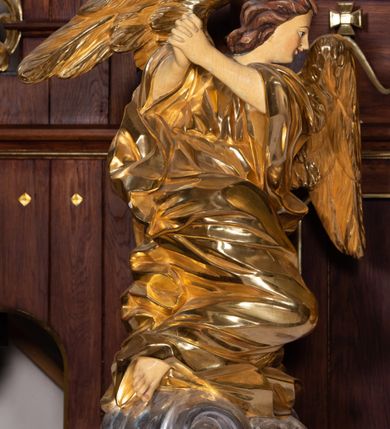 Zdjęcie nr 18: Nastawa architektoniczna, trójosiowa, jednokondygnacyjna ze zwieńczeniem, z predellą. Ołtarz prostopadłościenny, z drewnianą mensą i kamiennym portatylem. Antepedium ujęte grubą opaską, w polu płaskorzeźbiona otwarta księga z napisem „UBODZY / SKARBEM / KOŚCIOŁA” z liściem palmy i kratą. Na mensie tabernakulum w formie drewnianej skrzynki flankowanej pinaklami z kwiatonami. Drzwiczki w kształcie prostokąta zamkniętego łukiem ostrym, w ramie, z przedstawieniem baranka apokaliptycznego. Tabernakulum flankowane dwiema figurami klęczących na obłokach aniołów.  Osie nastawy wydzielone wąskimi kolumnami dźwigającymi stylizowane pinakle. W polu środkowym wnęka w formie stojącego prostokąta zamkniętego łukiem odcinkowym nadwieszonym, z obrazem św. Wawrzyńca, ujętym ramą zdobioną ornamentem roślinnym. W polach osi bocznych po dwie ażurowe stylizowane blendy wypełnione ornamentem roślinnym, pomiędzy nimi, w górnej partii, ośmioboczne wsporniki, na których stoją figury św. Izydora i św. Kryspina. Zwieńczenie w formie ośmiobocznego cokołu z figurą św. Józefa, flankowanego dwiema parami pinakli i blendami z dekoracja roślinną. Struktura pokryta politurą w kolorze ciemnobrązowym, ornamentyka i detale architektoniczne złocone. 
