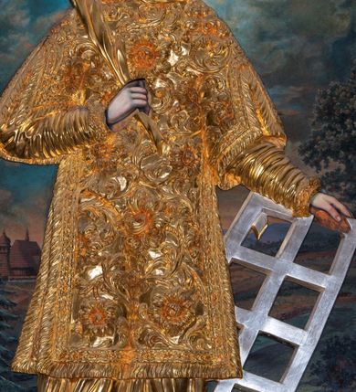 Zdjęcie nr 14: Nastawa architektoniczna, trójosiowa, jednokondygnacyjna ze zwieńczeniem, z predellą. Ołtarz prostopadłościenny, z drewnianą mensą i kamiennym portatylem. Antepedium ujęte grubą opaską, w polu płaskorzeźbiona otwarta księga z napisem „UBODZY / SKARBEM / KOŚCIOŁA” z liściem palmy i kratą. Na mensie tabernakulum w formie drewnianej skrzynki flankowanej pinaklami z kwiatonami. Drzwiczki w kształcie prostokąta zamkniętego łukiem ostrym, w ramie, z przedstawieniem baranka apokaliptycznego. Tabernakulum flankowane dwiema figurami klęczących na obłokach aniołów.  Osie nastawy wydzielone wąskimi kolumnami dźwigającymi stylizowane pinakle. W polu środkowym wnęka w formie stojącego prostokąta zamkniętego łukiem odcinkowym nadwieszonym, z obrazem św. Wawrzyńca, ujętym ramą zdobioną ornamentem roślinnym. W polach osi bocznych po dwie ażurowe stylizowane blendy wypełnione ornamentem roślinnym, pomiędzy nimi, w górnej partii, ośmioboczne wsporniki, na których stoją figury św. Izydora i św. Kryspina. Zwieńczenie w formie ośmiobocznego cokołu z figurą św. Józefa, flankowanego dwiema parami pinakli i blendami z dekoracja roślinną. Struktura pokryta politurą w kolorze ciemnobrązowym, ornamentyka i detale architektoniczne złocone. 
