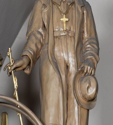 Zdjęcie nr 8: Nastawa architektoniczna, trójosiowa, jednokondygnacyjna ze zwieńczeniem, z predellą. Ołtarz prostopadłościenny, z drewnianą mensą i kamiennym portatylem. Antepedium ujęte grubą opaską, w polu płaskorzeźbiona otwarta księga z napisem „UBODZY / SKARBEM / KOŚCIOŁA” z liściem palmy i kratą. Na mensie tabernakulum w formie drewnianej skrzynki flankowanej pinaklami z kwiatonami. Drzwiczki w kształcie prostokąta zamkniętego łukiem ostrym, w ramie, z przedstawieniem baranka apokaliptycznego. Tabernakulum flankowane dwiema figurami klęczących na obłokach aniołów.  Osie nastawy wydzielone wąskimi kolumnami dźwigającymi stylizowane pinakle. W polu środkowym wnęka w formie stojącego prostokąta zamkniętego łukiem odcinkowym nadwieszonym, z obrazem św. Wawrzyńca, ujętym ramą zdobioną ornamentem roślinnym. W polach osi bocznych po dwie ażurowe stylizowane blendy wypełnione ornamentem roślinnym, pomiędzy nimi, w górnej partii, ośmioboczne wsporniki, na których stoją figury św. Izydora i św. Kryspina. Zwieńczenie w formie ośmiobocznego cokołu z figurą św. Józefa, flankowanego dwiema parami pinakli i blendami z dekoracja roślinną. Struktura pokryta politurą w kolorze ciemnobrązowym, ornamentyka i detale architektoniczne złocone. 
