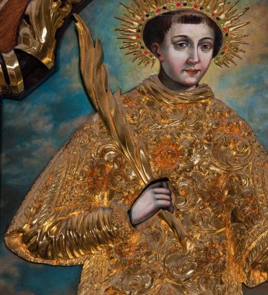 Zdjęcie nr 15: Nastawa architektoniczna, trójosiowa, jednokondygnacyjna ze zwieńczeniem, z predellą. Ołtarz prostopadłościenny, z drewnianą mensą i kamiennym portatylem. Antepedium ujęte grubą opaską, w polu płaskorzeźbiona otwarta księga z napisem „UBODZY / SKARBEM / KOŚCIOŁA” z liściem palmy i kratą. Na mensie tabernakulum w formie drewnianej skrzynki flankowanej pinaklami z kwiatonami. Drzwiczki w kształcie prostokąta zamkniętego łukiem ostrym, w ramie, z przedstawieniem baranka apokaliptycznego. Tabernakulum flankowane dwiema figurami klęczących na obłokach aniołów.  Osie nastawy wydzielone wąskimi kolumnami dźwigającymi stylizowane pinakle. W polu środkowym wnęka w formie stojącego prostokąta zamkniętego łukiem odcinkowym nadwieszonym, z obrazem św. Wawrzyńca, ujętym ramą zdobioną ornamentem roślinnym. W polach osi bocznych po dwie ażurowe stylizowane blendy wypełnione ornamentem roślinnym, pomiędzy nimi, w górnej partii, ośmioboczne wsporniki, na których stoją figury św. Izydora i św. Kryspina. Zwieńczenie w formie ośmiobocznego cokołu z figurą św. Józefa, flankowanego dwiema parami pinakli i blendami z dekoracja roślinną. Struktura pokryta politurą w kolorze ciemnobrązowym, ornamentyka i detale architektoniczne złocone. 
