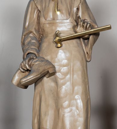 Zdjęcie nr 7: Nastawa architektoniczna, trójosiowa, jednokondygnacyjna ze zwieńczeniem, z predellą. Ołtarz prostopadłościenny, z drewnianą mensą i kamiennym portatylem. Antepedium ujęte grubą opaską, w polu płaskorzeźbiona otwarta księga z napisem „UBODZY / SKARBEM / KOŚCIOŁA” z liściem palmy i kratą. Na mensie tabernakulum w formie drewnianej skrzynki flankowanej pinaklami z kwiatonami. Drzwiczki w kształcie prostokąta zamkniętego łukiem ostrym, w ramie, z przedstawieniem baranka apokaliptycznego. Tabernakulum flankowane dwiema figurami klęczących na obłokach aniołów.  Osie nastawy wydzielone wąskimi kolumnami dźwigającymi stylizowane pinakle. W polu środkowym wnęka w formie stojącego prostokąta zamkniętego łukiem odcinkowym nadwieszonym, z obrazem św. Wawrzyńca, ujętym ramą zdobioną ornamentem roślinnym. W polach osi bocznych po dwie ażurowe stylizowane blendy wypełnione ornamentem roślinnym, pomiędzy nimi, w górnej partii, ośmioboczne wsporniki, na których stoją figury św. Izydora i św. Kryspina. Zwieńczenie w formie ośmiobocznego cokołu z figurą św. Józefa, flankowanego dwiema parami pinakli i blendami z dekoracja roślinną. Struktura pokryta politurą w kolorze ciemnobrązowym, ornamentyka i detale architektoniczne złocone. 
