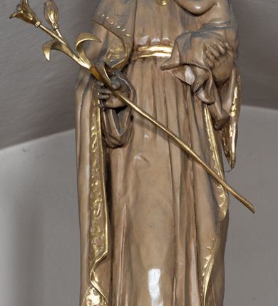 Zdjęcie nr 9: Nastawa architektoniczna, trójosiowa, jednokondygnacyjna ze zwieńczeniem, z predellą. Ołtarz prostopadłościenny, z drewnianą mensą i kamiennym portatylem. Antepedium ujęte grubą opaską, w polu płaskorzeźbiona otwarta księga z napisem „UBODZY / SKARBEM / KOŚCIOŁA” z liściem palmy i kratą. Na mensie tabernakulum w formie drewnianej skrzynki flankowanej pinaklami z kwiatonami. Drzwiczki w kształcie prostokąta zamkniętego łukiem ostrym, w ramie, z przedstawieniem baranka apokaliptycznego. Tabernakulum flankowane dwiema figurami klęczących na obłokach aniołów.  Osie nastawy wydzielone wąskimi kolumnami dźwigającymi stylizowane pinakle. W polu środkowym wnęka w formie stojącego prostokąta zamkniętego łukiem odcinkowym nadwieszonym, z obrazem św. Wawrzyńca, ujętym ramą zdobioną ornamentem roślinnym. W polach osi bocznych po dwie ażurowe stylizowane blendy wypełnione ornamentem roślinnym, pomiędzy nimi, w górnej partii, ośmioboczne wsporniki, na których stoją figury św. Izydora i św. Kryspina. Zwieńczenie w formie ośmiobocznego cokołu z figurą św. Józefa, flankowanego dwiema parami pinakli i blendami z dekoracja roślinną. Struktura pokryta politurą w kolorze ciemnobrązowym, ornamentyka i detale architektoniczne złocone. 
