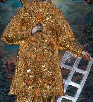 Zdjęcie nr 12: Nastawa architektoniczna, trójosiowa, jednokondygnacyjna ze zwieńczeniem, z predellą. Ołtarz prostopadłościenny, z drewnianą mensą i kamiennym portatylem. Antepedium ujęte grubą opaską, w polu płaskorzeźbiona otwarta księga z napisem „UBODZY / SKARBEM / KOŚCIOŁA” z liściem palmy i kratą. Na mensie tabernakulum w formie drewnianej skrzynki flankowanej pinaklami z kwiatonami. Drzwiczki w kształcie prostokąta zamkniętego łukiem ostrym, w ramie, z przedstawieniem baranka apokaliptycznego. Tabernakulum flankowane dwiema figurami klęczących na obłokach aniołów.  Osie nastawy wydzielone wąskimi kolumnami dźwigającymi stylizowane pinakle. W polu środkowym wnęka w formie stojącego prostokąta zamkniętego łukiem odcinkowym nadwieszonym, z obrazem św. Wawrzyńca, ujętym ramą zdobioną ornamentem roślinnym. W polach osi bocznych po dwie ażurowe stylizowane blendy wypełnione ornamentem roślinnym, pomiędzy nimi, w górnej partii, ośmioboczne wsporniki, na których stoją figury św. Izydora i św. Kryspina. Zwieńczenie w formie ośmiobocznego cokołu z figurą św. Józefa, flankowanego dwiema parami pinakli i blendami z dekoracja roślinną. Struktura pokryta politurą w kolorze ciemnobrązowym, ornamentyka i detale architektoniczne złocone. 
