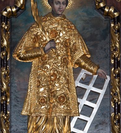 Zdjęcie nr 11: Nastawa architektoniczna, trójosiowa, jednokondygnacyjna ze zwieńczeniem, z predellą. Ołtarz prostopadłościenny, z drewnianą mensą i kamiennym portatylem. Antepedium ujęte grubą opaską, w polu płaskorzeźbiona otwarta księga z napisem „UBODZY / SKARBEM / KOŚCIOŁA” z liściem palmy i kratą. Na mensie tabernakulum w formie drewnianej skrzynki flankowanej pinaklami z kwiatonami. Drzwiczki w kształcie prostokąta zamkniętego łukiem ostrym, w ramie, z przedstawieniem baranka apokaliptycznego. Tabernakulum flankowane dwiema figurami klęczących na obłokach aniołów.  Osie nastawy wydzielone wąskimi kolumnami dźwigającymi stylizowane pinakle. W polu środkowym wnęka w formie stojącego prostokąta zamkniętego łukiem odcinkowym nadwieszonym, z obrazem św. Wawrzyńca, ujętym ramą zdobioną ornamentem roślinnym. W polach osi bocznych po dwie ażurowe stylizowane blendy wypełnione ornamentem roślinnym, pomiędzy nimi, w górnej partii, ośmioboczne wsporniki, na których stoją figury św. Izydora i św. Kryspina. Zwieńczenie w formie ośmiobocznego cokołu z figurą św. Józefa, flankowanego dwiema parami pinakli i blendami z dekoracja roślinną. Struktura pokryta politurą w kolorze ciemnobrązowym, ornamentyka i detale architektoniczne złocone. 
