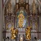 Zdjęcie nr 1: Nastawa architektoniczna, trójosiowa, jednokondygnacyjna ze zwieńczeniem, z predellą. Ołtarz prostopadłościenny, z drewnianą mensą i kamiennym portatylem. Antepedium ujęte grubą opaską, w polu płaskorzeźbiona otwarta księga z napisem „UBODZY / SKARBEM / KOŚCIOŁA” z liściem palmy i kratą. Na mensie tabernakulum w formie drewnianej skrzynki flankowanej pinaklami z kwiatonami. Drzwiczki w kształcie prostokąta zamkniętego łukiem ostrym, w ramie, z przedstawieniem baranka apokaliptycznego. Tabernakulum flankowane dwiema figurami klęczących na obłokach aniołów.  Osie nastawy wydzielone wąskimi kolumnami dźwigającymi stylizowane pinakle. W polu środkowym wnęka w formie stojącego prostokąta zamkniętego łukiem odcinkowym nadwieszonym, z obrazem św. Wawrzyńca, ujętym ramą zdobioną ornamentem roślinnym. W polach osi bocznych po dwie ażurowe stylizowane blendy wypełnione ornamentem roślinnym, pomiędzy nimi, w górnej partii, ośmioboczne wsporniki, na których stoją figury św. Izydora i św. Kryspina. Zwieńczenie w formie ośmiobocznego cokołu z figurą św. Józefa, flankowanego dwiema parami pinakli i blendami z dekoracja roślinną. Struktura pokryta politurą w kolorze ciemnobrązowym, ornamentyka i detale architektoniczne złocone. 
