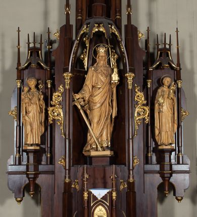 Zdjęcie nr 2: Nastawa architektoniczna, trójosiowa, jednokondygnacyjna ze zwieńczeniem, z predellą. Ołtarz drewniany, prostopadłościenny z drewnianą mensą i kamiennym portatylem. Antepedium ujęte ramą, w polu płaskorzeźbiona korona zamknięta ze skrzyżowanym mieczem i gałązką oliwną, na tle budynku kościoła. Na ołtarzu ustawione tabernakulum w formie drewnianej skrzynki ujętej kolumienkami z pinaklami. Drzwiczki w kształcie stojącego prostokąta zamkniętego łukiem ostrym z przedstawieniem kielicha z hostią w glorii. Nastawa w postaci trzech nisz, flankowanych kolumnami z pinaklami, zwieńczonych baldachimami. Środkowa największa, z figurą św. Zygmunta na cokole, w bocznych figury św. Stanisława Kostki i św. Jacka na wysokich, ośmiobocznych cokołach. Pomiędzy niszami gałązki astwerku. Zwieńczenie w formie niszy zamkniętej łukiem ostrym, ujętej stylizowanymi kolumienkami dźwigającymi pinakle. W niej ustawiona figura św. Jadwigi, na wysokim ośmiobocznym cokole. 
Struktura ołtarza i tabernakulum politurowane w kolorze ciemnobrązowym, ornamentyka i detale architektoniczne złocone. 