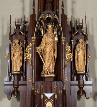 Zdjęcie nr 1: Nastawa architektoniczna, trójosiowa, jednokondygnacyjna ze zwieńczeniem, z predellą. Ołtarz drewniany, prostopadłościenny z drewnianą mensą i kamiennym portatylem. Antepedium ujęte ramą, w polu płaskorzeźbiona korona zamknięta ze skrzyżowanym mieczem i gałązką oliwną, na tle budynku kościoła. Na ołtarzu ustawione tabernakulum w formie drewnianej skrzynki ujętej kolumienkami z pinaklami. Drzwiczki w kształcie stojącego prostokąta zamkniętego łukiem ostrym z przedstawieniem kielicha z hostią w glorii. Nastawa w postaci trzech nisz, flankowanych kolumnami z pinaklami, zwieńczonych baldachimami. Środkowa największa, z figurą św. Zygmunta na cokole, w bocznych figury św. Stanisława Kostki i św. Jacka na wysokich, ośmiobocznych cokołach. Pomiędzy niszami gałązki astwerku. Zwieńczenie w formie niszy zamkniętej łukiem ostrym, ujętej stylizowanymi kolumienkami dźwigającymi pinakle. W niej ustawiona figura św. Jadwigi, na wysokim ośmiobocznym cokole. 
Struktura ołtarza i tabernakulum politurowane w kolorze ciemnobrązowym, ornamentyka i detale architektoniczne złocone. 