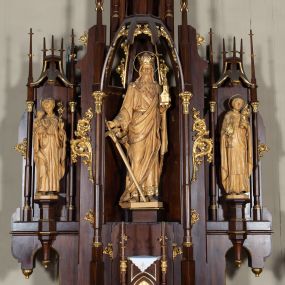 Zdjęcie nr 1: Nastawa architektoniczna, trójosiowa, jednokondygnacyjna ze zwieńczeniem, z predellą. Ołtarz drewniany, prostopadłościenny z drewnianą mensą i kamiennym portatylem. Antepedium ujęte ramą, w polu płaskorzeźbiona korona zamknięta ze skrzyżowanym mieczem i gałązką oliwną, na tle budynku kościoła. Na ołtarzu ustawione tabernakulum w formie drewnianej skrzynki ujętej kolumienkami z pinaklami. Drzwiczki w kształcie stojącego prostokąta zamkniętego łukiem ostrym z przedstawieniem kielicha z hostią w glorii. Nastawa w postaci trzech nisz, flankowanych kolumnami z pinaklami, zwieńczonych baldachimami. Środkowa największa, z figurą św. Zygmunta na cokole, w bocznych figury św. Stanisława Kostki i św. Jacka na wysokich, ośmiobocznych cokołach. Pomiędzy niszami gałązki astwerku. Zwieńczenie w formie niszy zamkniętej łukiem ostrym, ujętej stylizowanymi kolumienkami dźwigającymi pinakle. W niej ustawiona figura św. Jadwigi, na wysokim ośmiobocznym cokole. 
Struktura ołtarza i tabernakulum politurowane w kolorze ciemnobrązowym, ornamentyka i detale architektoniczne złocone. 