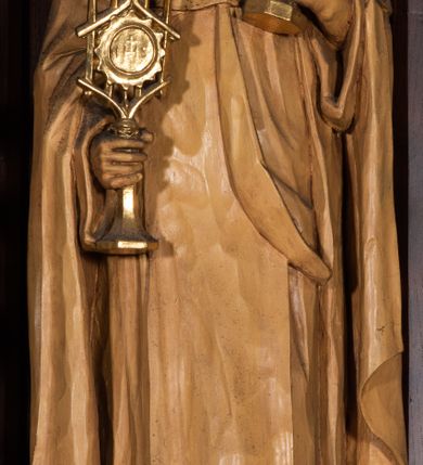 Zdjęcie nr 5: Nastawa architektoniczna, trójosiowa, jednokondygnacyjna ze zwieńczeniem, z predellą. Ołtarz drewniany, prostopadłościenny z drewnianą mensą i kamiennym portatylem. Antepedium ujęte ramą, w polu płaskorzeźbiona korona zamknięta ze skrzyżowanym mieczem i gałązką oliwną, na tle budynku kościoła. Na ołtarzu ustawione tabernakulum w formie drewnianej skrzynki ujętej kolumienkami z pinaklami. Drzwiczki w kształcie stojącego prostokąta zamkniętego łukiem ostrym z przedstawieniem kielicha z hostią w glorii. Nastawa w postaci trzech nisz, flankowanych kolumnami z pinaklami, zwieńczonych baldachimami. Środkowa największa, z figurą św. Zygmunta na cokole, w bocznych figury św. Stanisława Kostki i św. Jacka na wysokich, ośmiobocznych cokołach. Pomiędzy niszami gałązki astwerku. Zwieńczenie w formie niszy zamkniętej łukiem ostrym, ujętej stylizowanymi kolumienkami dźwigającymi pinakle. W niej ustawiona figura św. Jadwigi, na wysokim ośmiobocznym cokole. 
Struktura ołtarza i tabernakulum politurowane w kolorze ciemnobrązowym, ornamentyka i detale architektoniczne złocone. 