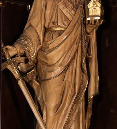 Zdjęcie nr 4: Nastawa architektoniczna, trójosiowa, jednokondygnacyjna ze zwieńczeniem, z predellą. Ołtarz drewniany, prostopadłościenny z drewnianą mensą i kamiennym portatylem. Antepedium ujęte ramą, w polu płaskorzeźbiona korona zamknięta ze skrzyżowanym mieczem i gałązką oliwną, na tle budynku kościoła. Na ołtarzu ustawione tabernakulum w formie drewnianej skrzynki ujętej kolumienkami z pinaklami. Drzwiczki w kształcie stojącego prostokąta zamkniętego łukiem ostrym z przedstawieniem kielicha z hostią w glorii. Nastawa w postaci trzech nisz, flankowanych kolumnami z pinaklami, zwieńczonych baldachimami. Środkowa największa, z figurą św. Zygmunta na cokole, w bocznych figury św. Stanisława Kostki i św. Jacka na wysokich, ośmiobocznych cokołach. Pomiędzy niszami gałązki astwerku. Zwieńczenie w formie niszy zamkniętej łukiem ostrym, ujętej stylizowanymi kolumienkami dźwigającymi pinakle. W niej ustawiona figura św. Jadwigi, na wysokim ośmiobocznym cokole. 
Struktura ołtarza i tabernakulum politurowane w kolorze ciemnobrązowym, ornamentyka i detale architektoniczne złocone. 