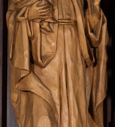 Zdjęcie nr 3: Nastawa architektoniczna, trójosiowa, jednokondygnacyjna ze zwieńczeniem, z predellą. Ołtarz drewniany, prostopadłościenny z drewnianą mensą i kamiennym portatylem. Antepedium ujęte ramą, w polu płaskorzeźbiona korona zamknięta ze skrzyżowanym mieczem i gałązką oliwną, na tle budynku kościoła. Na ołtarzu ustawione tabernakulum w formie drewnianej skrzynki ujętej kolumienkami z pinaklami. Drzwiczki w kształcie stojącego prostokąta zamkniętego łukiem ostrym z przedstawieniem kielicha z hostią w glorii. Nastawa w postaci trzech nisz, flankowanych kolumnami z pinaklami, zwieńczonych baldachimami. Środkowa największa, z figurą św. Zygmunta na cokole, w bocznych figury św. Stanisława Kostki i św. Jacka na wysokich, ośmiobocznych cokołach. Pomiędzy niszami gałązki astwerku. Zwieńczenie w formie niszy zamkniętej łukiem ostrym, ujętej stylizowanymi kolumienkami dźwigającymi pinakle. W niej ustawiona figura św. Jadwigi, na wysokim ośmiobocznym cokole. 
Struktura ołtarza i tabernakulum politurowane w kolorze ciemnobrązowym, ornamentyka i detale architektoniczne złocone. 