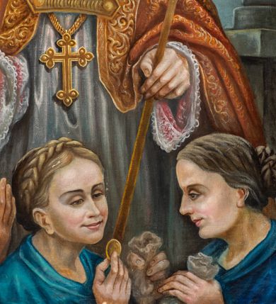 Zdjęcie nr 45: Nastawa ołtarzowa architektoniczna, jednoosiowa, jednokondygnacyjna z bramkami i zwieńczeniem, ustawiona na wysokim, dwustrefowym cokole. Ołtarz prostopadłościenny, murowany, umieszczony w drewnianej obudowie. Antependium ujęte ramą dekorowaną plecionką, podzielone na trzy pola: w środkowym płaskorzeźbione przedstawienie Ostatniej Wieczerzy według Leonarda da Vinci, a po bokach ornament roślinny o wertykalnym układzie.

Tabernakulum architektoniczne, jednokondygnacyjne, trójosiowe, ustawione na zdwojonym na cokole z dwoma zwieńczeniami na osiach skrajnych. Osie wydzielone są parami kolumn o kapitelach kompozytowych, oś środkowa wysunięta do przodu. Podpory dźwigają pełne belkowanie wyłamane na ich linii, przerwane nad polem środkowym, gdzie kolumny dźwigają przerwany półkolisty przyczółek połączony z łukiem gzymsu, nad nim ustawiona jest rzeźba Baranka leżącego na księdze z siedmioma pieczęciami. W polu środkowym dwuskrzydłowe drzwiczki do metalowego tabernakulum ujęte ramą w formie stojącego prostokąta, zamkniętego łukiem nadwieszonym z długim uskokiem. Na drzwiczkach znajdują się dwa aplikowane klęczące anioły, powyżej Chrismo w medalionie, otoczonym glorią. W osiach bocznych są nisze zamknięte konchami z figurkami aniołów, zamknięte zwieńczeniami w formie stojących prostokątów z falistym gzymsem i gałązkami lilii na szczycie; w polu srebrzone, owalne medaliony. Po bokach kondygnacji na wolutowych uszach oraz po bokach zwieńczeń znajdują się wazony ze słonecznikami. Cokół zdobiony jest ornamentem akantowym.

Kondygnacja ujęta jest dwiema parami kolumn o kapitelach kompozytowych oraz stojącą między nimi parą filarów. Podpory dźwigają pełne belkowanie o silnie wysuniętym gzymsie, wyłamane na osiach bocznych, z podwieszonymi szyszkami na tle filarów; przerwane nad polem środkowym. W centrum pole w formie stojącego prostokąta ujęte ramą dekorowaną ornamentem roślinnym z płaskorzeźbionym przedstawieniem Matki Boskiej z Dzieciątkiem. Na zasuwie obrazy: „Najświętsze Serce Pana Jezusa”, „Zwiastowanie” oraz „Św. Mikołaj”. Nad bramkami oraz pomiędzy kolumnami ustawione są rzeźby. Od lewej kolejno: św. Andrzej, św. Wojciech, św. Stanisław i na końcu po prawej św. Tomasz. Nad polem głównym znajduje się przeszklony prześwit w formie półkola z rzeźbioną gołębicą Ducha Świętego na tle glorii. Powyżej pole zamknięte półkoliście fragmentem gzymsu z rzeźbionym popiersiem błogosławiącego Boga Ojca pośród obłoków. Zwieńczenie w formie zbliżonej do stojącego prostokąta o wklęsłych bokach z gzymsem i z podwieszonym lambrekinem oraz kotarami spływającymi na boki. W polu przeszklony prześwit w formie kwadratu zamkniętego łukiem nadwieszonym z rzeźbionym monogramem Marii na tle glorii. Po bokach zwieńczenia ustawione są dwie duże figury klęczących aniołów.

Bramki po bokach ołtarza ustawione są na wysokości cokołu nastawy; przejścia ujęte są parą kanelowanych pilastrów, zamknięte łukiem utworzonym z dwóch przeciwstawnych wolut wspierających wieńczące cokoły. Przejścia w formie wydłużonego stojącego prostokąta zamkniętego łukiem półkolistym nadwieszonym.

Całość ołtarza oprócz tabernakulum dekorowana jest ornamentem małżowinowo-chrząstkowym. Uszy flankujące kondygnację utworzone są również z ornamentu małżowinowo-chrząstkowego. Na zamknięciu zwieńczenia znajdują się dwie uskrzydlone główki anielskie skierowane na wprost z podwieszonymi u szyi chustami. Struktura ołtarza polichromowana jest w kolorze brązowym ze złoconymi kolumnami, ornamentyką i profilami, detale srebrzone.