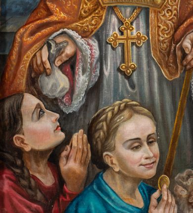 Zdjęcie nr 43: Nastawa ołtarzowa architektoniczna, jednoosiowa, jednokondygnacyjna z bramkami i zwieńczeniem, ustawiona na wysokim, dwustrefowym cokole. Ołtarz prostopadłościenny, murowany, umieszczony w drewnianej obudowie. Antependium ujęte ramą dekorowaną plecionką, podzielone na trzy pola: w środkowym płaskorzeźbione przedstawienie Ostatniej Wieczerzy według Leonarda da Vinci, a po bokach ornament roślinny o wertykalnym układzie.

Tabernakulum architektoniczne, jednokondygnacyjne, trójosiowe, ustawione na zdwojonym na cokole z dwoma zwieńczeniami na osiach skrajnych. Osie wydzielone są parami kolumn o kapitelach kompozytowych, oś środkowa wysunięta do przodu. Podpory dźwigają pełne belkowanie wyłamane na ich linii, przerwane nad polem środkowym, gdzie kolumny dźwigają przerwany półkolisty przyczółek połączony z łukiem gzymsu, nad nim ustawiona jest rzeźba Baranka leżącego na księdze z siedmioma pieczęciami. W polu środkowym dwuskrzydłowe drzwiczki do metalowego tabernakulum ujęte ramą w formie stojącego prostokąta, zamkniętego łukiem nadwieszonym z długim uskokiem. Na drzwiczkach znajdują się dwa aplikowane klęczące anioły, powyżej Chrismo w medalionie, otoczonym glorią. W osiach bocznych są nisze zamknięte konchami z figurkami aniołów, zamknięte zwieńczeniami w formie stojących prostokątów z falistym gzymsem i gałązkami lilii na szczycie; w polu srebrzone, owalne medaliony. Po bokach kondygnacji na wolutowych uszach oraz po bokach zwieńczeń znajdują się wazony ze słonecznikami. Cokół zdobiony jest ornamentem akantowym.

Kondygnacja ujęta jest dwiema parami kolumn o kapitelach kompozytowych oraz stojącą między nimi parą filarów. Podpory dźwigają pełne belkowanie o silnie wysuniętym gzymsie, wyłamane na osiach bocznych, z podwieszonymi szyszkami na tle filarów; przerwane nad polem środkowym. W centrum pole w formie stojącego prostokąta ujęte ramą dekorowaną ornamentem roślinnym z płaskorzeźbionym przedstawieniem Matki Boskiej z Dzieciątkiem. Na zasuwie obrazy: „Najświętsze Serce Pana Jezusa”, „Zwiastowanie” oraz „Św. Mikołaj”. Nad bramkami oraz pomiędzy kolumnami ustawione są rzeźby. Od lewej kolejno: św. Andrzej, św. Wojciech, św. Stanisław i na końcu po prawej św. Tomasz. Nad polem głównym znajduje się przeszklony prześwit w formie półkola z rzeźbioną gołębicą Ducha Świętego na tle glorii. Powyżej pole zamknięte półkoliście fragmentem gzymsu z rzeźbionym popiersiem błogosławiącego Boga Ojca pośród obłoków. Zwieńczenie w formie zbliżonej do stojącego prostokąta o wklęsłych bokach z gzymsem i z podwieszonym lambrekinem oraz kotarami spływającymi na boki. W polu przeszklony prześwit w formie kwadratu zamkniętego łukiem nadwieszonym z rzeźbionym monogramem Marii na tle glorii. Po bokach zwieńczenia ustawione są dwie duże figury klęczących aniołów.

Bramki po bokach ołtarza ustawione są na wysokości cokołu nastawy; przejścia ujęte są parą kanelowanych pilastrów, zamknięte łukiem utworzonym z dwóch przeciwstawnych wolut wspierających wieńczące cokoły. Przejścia w formie wydłużonego stojącego prostokąta zamkniętego łukiem półkolistym nadwieszonym.

Całość ołtarza oprócz tabernakulum dekorowana jest ornamentem małżowinowo-chrząstkowym. Uszy flankujące kondygnację utworzone są również z ornamentu małżowinowo-chrząstkowego. Na zamknięciu zwieńczenia znajdują się dwie uskrzydlone główki anielskie skierowane na wprost z podwieszonymi u szyi chustami. Struktura ołtarza polichromowana jest w kolorze brązowym ze złoconymi kolumnami, ornamentyką i profilami, detale srebrzone.