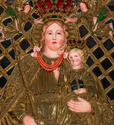 Zdjęcie nr 31: Nastawa ołtarzowa architektoniczna, jednoosiowa, jednokondygnacyjna z bramkami i zwieńczeniem, ustawiona na wysokim, dwustrefowym cokole. Ołtarz prostopadłościenny, murowany, umieszczony w drewnianej obudowie. Antependium ujęte ramą dekorowaną plecionką, podzielone na trzy pola: w środkowym płaskorzeźbione przedstawienie Ostatniej Wieczerzy według Leonarda da Vinci, a po bokach ornament roślinny o wertykalnym układzie.

Tabernakulum architektoniczne, jednokondygnacyjne, trójosiowe, ustawione na zdwojonym na cokole z dwoma zwieńczeniami na osiach skrajnych. Osie wydzielone są parami kolumn o kapitelach kompozytowych, oś środkowa wysunięta do przodu. Podpory dźwigają pełne belkowanie wyłamane na ich linii, przerwane nad polem środkowym, gdzie kolumny dźwigają przerwany półkolisty przyczółek połączony z łukiem gzymsu, nad nim ustawiona jest rzeźba Baranka leżącego na księdze z siedmioma pieczęciami. W polu środkowym dwuskrzydłowe drzwiczki do metalowego tabernakulum ujęte ramą w formie stojącego prostokąta, zamkniętego łukiem nadwieszonym z długim uskokiem. Na drzwiczkach znajdują się dwa aplikowane klęczące anioły, powyżej Chrismo w medalionie, otoczonym glorią. W osiach bocznych są nisze zamknięte konchami z figurkami aniołów, zamknięte zwieńczeniami w formie stojących prostokątów z falistym gzymsem i gałązkami lilii na szczycie; w polu srebrzone, owalne medaliony. Po bokach kondygnacji na wolutowych uszach oraz po bokach zwieńczeń znajdują się wazony ze słonecznikami. Cokół zdobiony jest ornamentem akantowym.

Kondygnacja ujęta jest dwiema parami kolumn o kapitelach kompozytowych oraz stojącą między nimi parą filarów. Podpory dźwigają pełne belkowanie o silnie wysuniętym gzymsie, wyłamane na osiach bocznych, z podwieszonymi szyszkami na tle filarów; przerwane nad polem środkowym. W centrum pole w formie stojącego prostokąta ujęte ramą dekorowaną ornamentem roślinnym z płaskorzeźbionym przedstawieniem Matki Boskiej z Dzieciątkiem. Na zasuwie obrazy: „Najświętsze Serce Pana Jezusa”, „Zwiastowanie” oraz „Św. Mikołaj”. Nad bramkami oraz pomiędzy kolumnami ustawione są rzeźby. Od lewej kolejno: św. Andrzej, św. Wojciech, św. Stanisław i na końcu po prawej św. Tomasz. Nad polem głównym znajduje się przeszklony prześwit w formie półkola z rzeźbioną gołębicą Ducha Świętego na tle glorii. Powyżej pole zamknięte półkoliście fragmentem gzymsu z rzeźbionym popiersiem błogosławiącego Boga Ojca pośród obłoków. Zwieńczenie w formie zbliżonej do stojącego prostokąta o wklęsłych bokach z gzymsem i z podwieszonym lambrekinem oraz kotarami spływającymi na boki. W polu przeszklony prześwit w formie kwadratu zamkniętego łukiem nadwieszonym z rzeźbionym monogramem Marii na tle glorii. Po bokach zwieńczenia ustawione są dwie duże figury klęczących aniołów.

Bramki po bokach ołtarza ustawione są na wysokości cokołu nastawy; przejścia ujęte są parą kanelowanych pilastrów, zamknięte łukiem utworzonym z dwóch przeciwstawnych wolut wspierających wieńczące cokoły. Przejścia w formie wydłużonego stojącego prostokąta zamkniętego łukiem półkolistym nadwieszonym.

Całość ołtarza oprócz tabernakulum dekorowana jest ornamentem małżowinowo-chrząstkowym. Uszy flankujące kondygnację utworzone są również z ornamentu małżowinowo-chrząstkowego. Na zamknięciu zwieńczenia znajdują się dwie uskrzydlone główki anielskie skierowane na wprost z podwieszonymi u szyi chustami. Struktura ołtarza polichromowana jest w kolorze brązowym ze złoconymi kolumnami, ornamentyką i profilami, detale srebrzone.